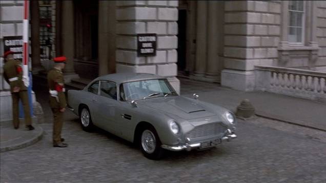 1997: Em "007 - O amanhã nunca morre", a receita foi mantida, com o reaproveitamento do Aston Martin DB5 . | <a href="%20https://quatrorodas.abril.com.br/blogs/planeta-carro/2012/11/07/licenca-para-acelerar/" rel="migration">Leia mais</a>