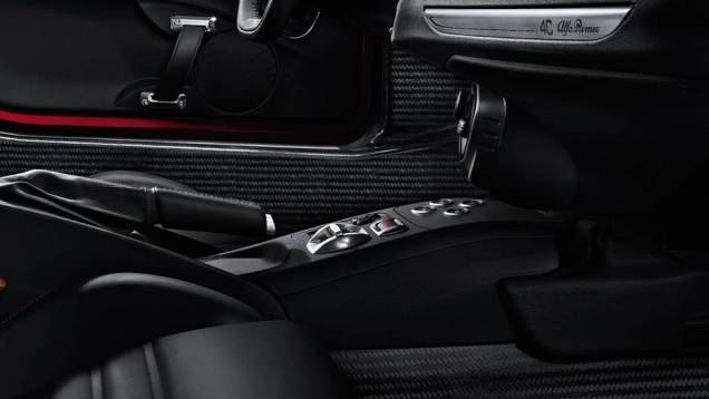 Interior do 4C conta com fibra de carbono da estrutura exposta | <a href="https://quatrorodas.abril.com.br/saloes/genebra/2013/alfa-romeo-revela-mais-fotos-4c-734491.shtml" rel="migration">Leia mais</a> Interior do 4C conta com fibra de carbono da estrutura exposta | <a href="https://quatrorodas.abril.com.br/saloes/genebra/2013/alfa-romeo-revela-mais-fotos-4c-734491.shtml" rel="migration">Leia mais</a>