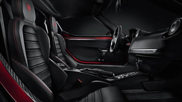 Alfa Romeo 4C | <a href="https://quatrorodas.abril.com.br/saloes/genebra/2013/alfa-romeo-revela-mais-fotos-4c-734491.shtml" rel="migration">Leia mais</a> Alfa Romeo 4C | <a href="https://quatrorodas.abril.com.br/saloes/genebra/2013/alfa-romeo-revela-mais-fotos-4c-734491.shtml" rel="migration">Leia mais</a>