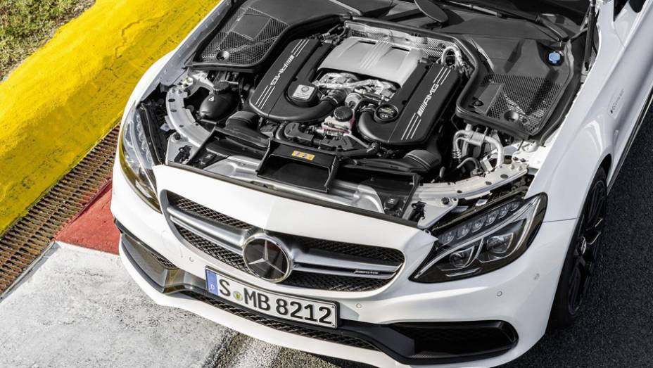 Motor é um V8 4.0 biturbo de 510 cv de potência e 71,38 mkgf de torque | <a href="http://quatrorodas.abril.com.br/noticias/fabricantes/mercedes-divulga-videos-mais-informacoes-nova-c63-s-897780.shtml" target="_blank" rel="migration">Leia mais</a>