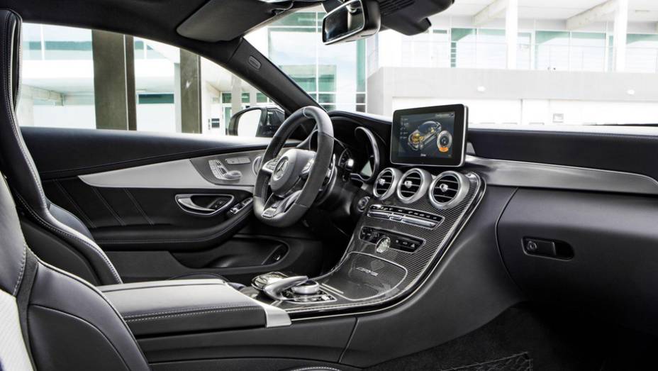 Interior é luxuoso com acabamento em couro e detalhes cromados | <a href="http://quatrorodas.abril.com.br/noticias/fabricantes/mercedes-divulga-videos-mais-informacoes-nova-c63-s-897780.shtml" target="_blank" rel="migration">Leia mais</a>