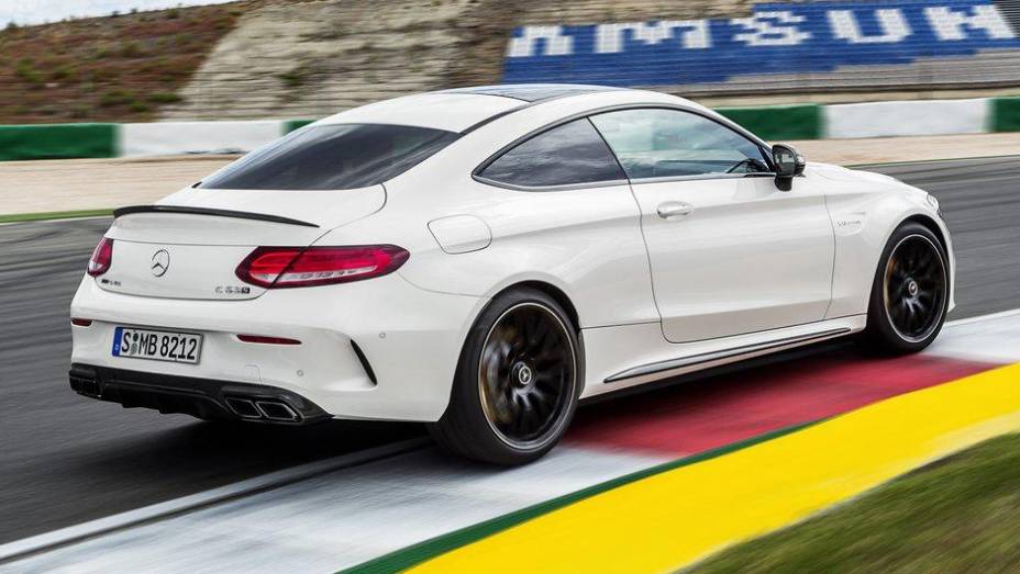 Modelo será apresentado ao público no Salão de Frankfurt, na Alemanha, em setembro | <a href="http://quatrorodas.abril.com.br/noticias/fabricantes/mercedes-divulga-videos-mais-informacoes-nova-c63-s-897780.shtml" target="_blank" rel="migration">Leia mais</a>