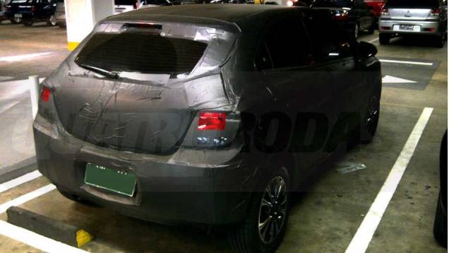 Flagrado em um estacionamento, o Ônix (nome do projeto que deve ser mantido) guarda muitas semelhanças com o Gol | <a href="https://quatrorodas.abril.com.br/noticias/segredo/vergonha-chevrolet-onix-desfila-pelas-ruas-699110.shtml" rel="migration">Leia mais</a> Flagrado em um estacionamento, o Ônix (nome do projeto que deve ser mantido) guarda muitas semelhanças com o Gol | <a href="https://quatrorodas.abril.com.br/noticias/segredo/vergonha-chevrolet-onix-desfila-pelas-ruas-699110.shtml" rel="migration">Leia mais</a>
