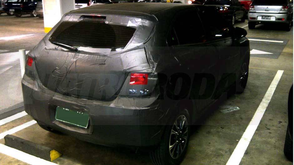 Flagrado em um estacionamento, o &Ocirc;nix (nome do projeto que deve ser mantido) guarda muitas semelhan&ccedil;as com o Gol | <a href="https://quatrorodas.abril.com.br/noticias/segredo/vergonha-chevrolet-onix-desfila-pelas-ruas-699110.shtml" rel="migration">Leia mais</a>