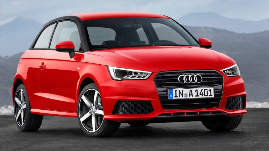 Modelo ganhou novos faróis e grade frontal remodelada | <a href="https://quatrorodas.abril.com.br/noticias/fabricantes/audi-revela-facelift-a1-sport-sportback-819537.shtml" rel="migration">Leia mais</a>