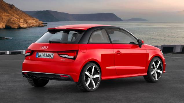 Spoiler agora segue a cor da carroceria, enquanto as lanternas são filetadas | <a href="https://quatrorodas.abril.com.br/noticias/fabricantes/audi-revela-facelift-a1-sport-sportback-819537.shtml" rel="migration">Leia mais</a>