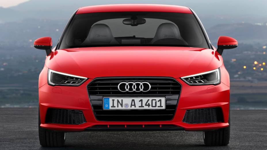 Modelo Sport conta com teto e retrovisores com pintura na cor da carroceria | <a href="https://quatrorodas.abril.com.br/noticias/fabricantes/audi-revela-facelift-a1-sport-sportback-819537.shtml" rel="migration">Leia mais</a>