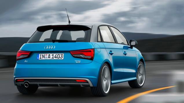 Sportback, com cinco portas, mantém o spoiler e o teto contrastante na cor cinza | <a href="https://quatrorodas.abril.com.br/noticias/fabricantes/audi-revela-facelift-a1-sport-sportback-819537.shtml" rel="migration">Leia mais</a>