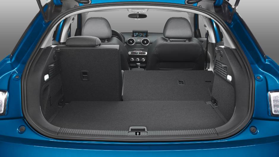 Sportback conta com amplo porta-malas e o espa&ccedil;o ainda pode ser aumentado com bancos rebatidos | <a href="https://quatrorodas.abril.com.br/noticias/fabricantes/audi-revela-facelift-a1-sport-sportback-819537.shtml" rel="migration">Leia mais</a>