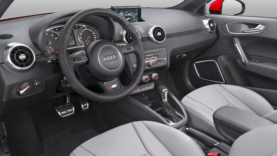 Cabine traz bancos em couro na cor cinza; Modelos est&atilde;o a venda na Alemanha, a partir de 19.200 euros | <a href="https://quatrorodas.abril.com.br/noticias/fabricantes/audi-revela-facelift-a1-sport-sportback-819537.shtml" rel="migration">Leia mais</a>