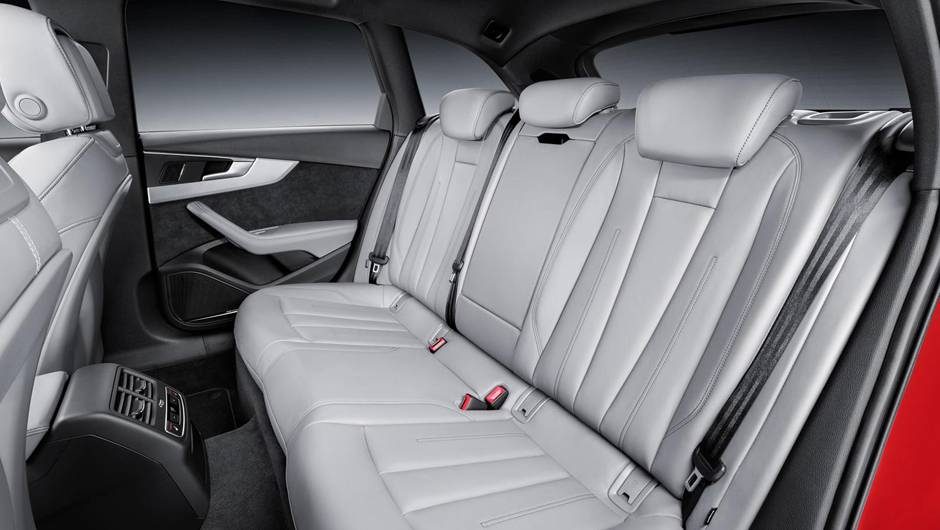 Na parte de tr&aacute;s, o entre-eixos maior do carro aumentou em 23 mm o espa&ccedil;o para as pernas dos passageiros | <a href="https://quatrorodas.abril.com.br/noticias/fabricantes/audi-revela-novo-a4-882500.shtml" rel="migration">Leia mais</a>