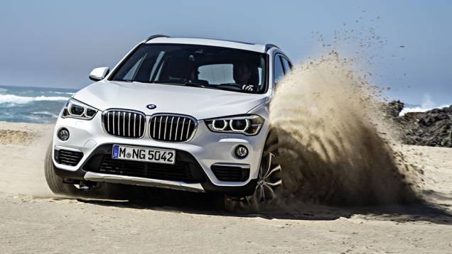 BMW X1 2016 é lançada oficialmente pela marca alemã | <a href="https://quatrorodas.abril.com.br/noticias/fabricantes/bmw-lanca-x1-2016-872821.shtml" rel="migration">Leia mais</a>