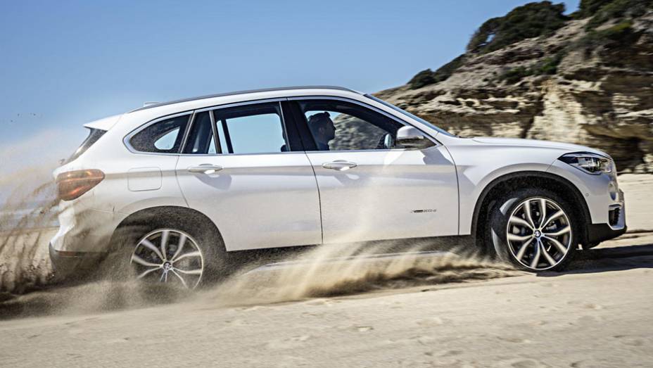 Crossover tem como maior novidade a tração dianteira inédita neste tipo de veículo para a BMW | <a href="https://quatrorodas.abril.com.br/noticias/fabricantes/bmw-lanca-x1-2016-872821.shtml" rel="migration">Leia mais</a>