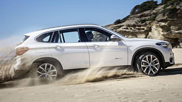 Crossover tem como maior novidade a tração dianteira inédita neste tipo de veículo para a BMW | <a href="https://quatrorodas.abril.com.br/noticias/fabricantes/bmw-lanca-x1-2016-872821.shtml" rel="migration">Leia mais</a> Crossover tem como maior novidade a tração dianteira inédita neste tipo de veículo para a BMW | <a href="https://quatrorodas.abril.com.br/noticias/fabricantes/bmw-lanca-x1-2016-872821.shtml" rel="migration">Leia mais</a>