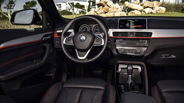 Interior foi atualizado e ganhou heads-up display e acabamento em alumínio, preto brilhante ou madeira, dependendo da versão | <a href="https://quatrorodas.abril.com.br/noticias/fabricantes/bmw-lanca-x1-2016-872821.shtml" rel="migration">Leia mais</a>