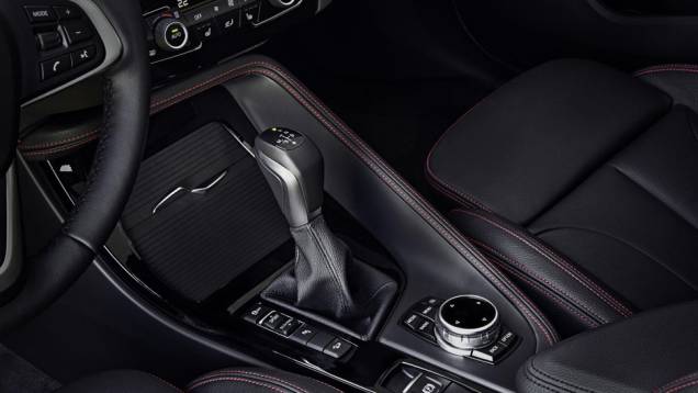 Transmissão é manual de seis marchas ou Steptronic de oito velocidades | <a href="https://quatrorodas.abril.com.br/noticias/fabricantes/bmw-lanca-x1-2016-872821.shtml" rel="migration">Leia mais</a> Transmissão é manual de seis marchas ou Steptronic de oito velocidades | <a href="https://quatrorodas.abril.com.br/noticias/fabricantes/bmw-lanca-x1-2016-872821.shtml" rel="migration">Leia mais</a>