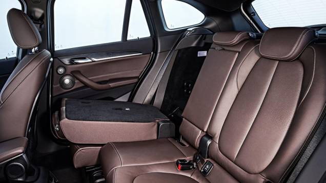 Bancos esportivos com estofamento de tecido ou Alcântara dependendo da versão | <a href="https://quatrorodas.abril.com.br/noticias/fabricantes/bmw-lanca-x1-2016-872821.shtml" rel="migration">Leia mais</a> Bancos esportivos com estofamento de tecido ou Alcântara dependendo da versão | <a href="https://quatrorodas.abril.com.br/noticias/fabricantes/bmw-lanca-x1-2016-872821.shtml" rel="migration">Leia mais</a>