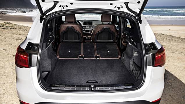 Porta-malas tem amplo espaço para transporte de carga | <a href="https://quatrorodas.abril.com.br/noticias/fabricantes/bmw-lanca-x1-2016-872821.shtml" rel="migration">Leia mais</a> Porta-malas tem amplo espaço para transporte de carga | <a href="https://quatrorodas.abril.com.br/noticias/fabricantes/bmw-lanca-x1-2016-872821.shtml" rel="migration">Leia mais</a>