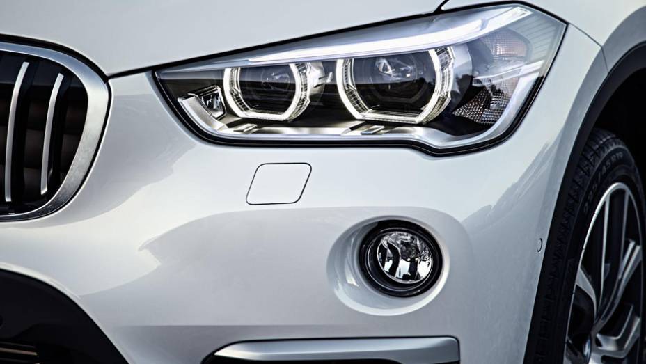 Luzes de LED e xenôn e para-choque repaginado na X1 2016 | <a href="https://quatrorodas.abril.com.br/noticias/fabricantes/bmw-lanca-x1-2016-872821.shtml" rel="migration">Leia mais</a>