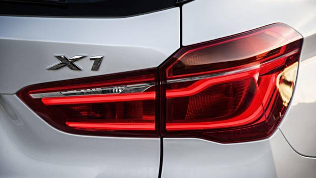 Na traseira lanternas também ganham novo desenho | <a href="https://quatrorodas.abril.com.br/noticias/fabricantes/bmw-lanca-x1-2016-872821.shtml" rel="migration">Leia mais</a> Na traseira lanternas também ganham novo desenho | <a href="https://quatrorodas.abril.com.br/noticias/fabricantes/bmw-lanca-x1-2016-872821.shtml" rel="migration">Leia mais</a>