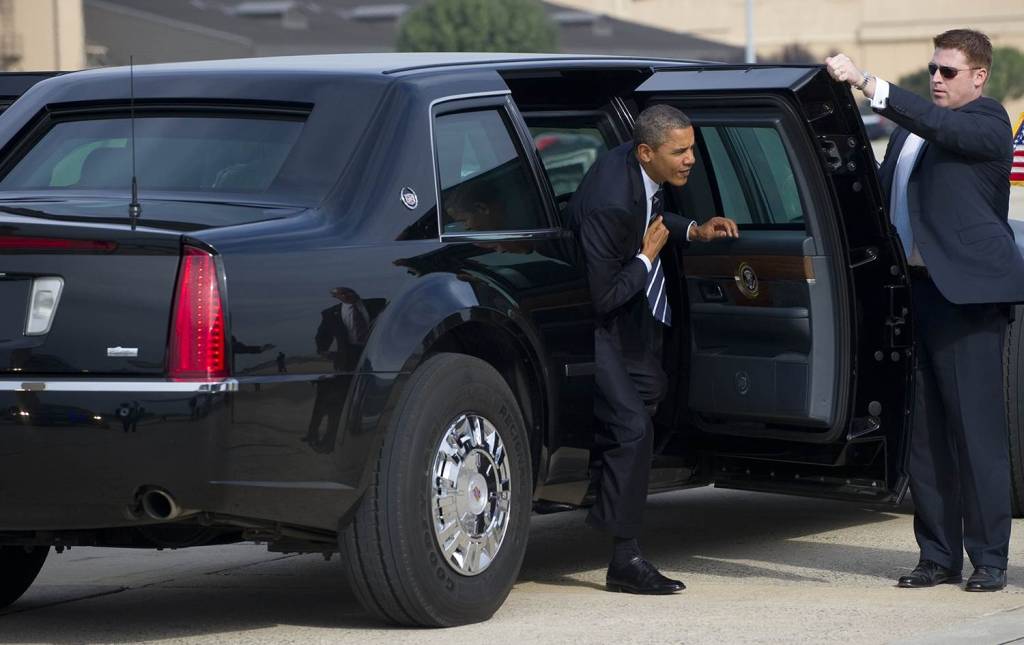 O presidente Obama e sua limousine. Repare na espessura da porta blindada!