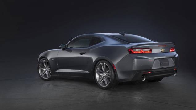 Versão LT traz motor turbo 2.0 de 275 cv e transmissão manual de seis marchas ou automática de oito velocidades | <a href="https://quatrorodas.abril.com.br/noticias/fabricantes/chevrolet-mostra-camaro-2016-865740.shtml" rel="migration">Leia mais</a>