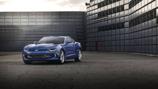 Modelo conta com quatro modos de condução: snow, tour, sport e track | <a href="https://quatrorodas.abril.com.br/noticias/fabricantes/chevrolet-mostra-camaro-2016-865740.shtml" rel="migration">Leia mais</a>