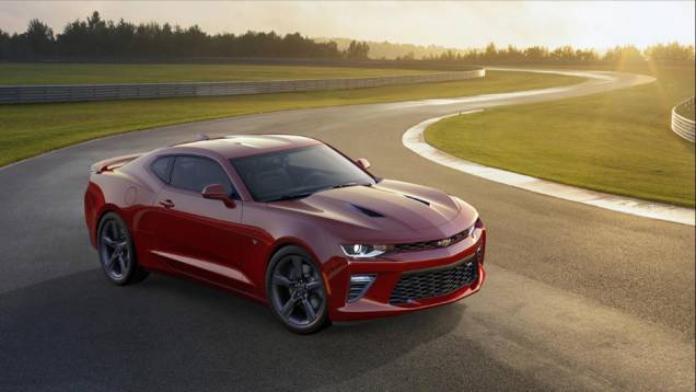 SS, topo de linha, entrega 455 cv no bloco V8 6.2 litros | <a href="https://quatrorodas.abril.com.br/noticias/fabricantes/chevrolet-mostra-camaro-2016-865740.shtml" rel="migration">Leia mais</a>