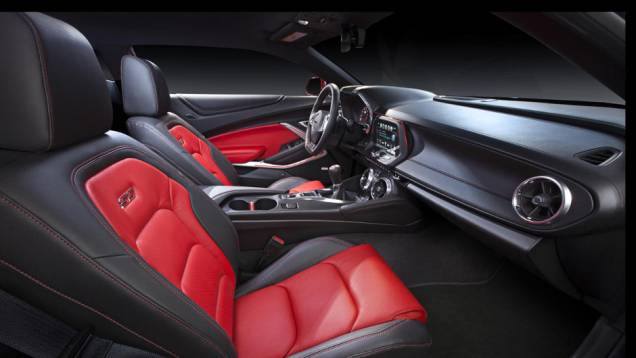 Interior apresenta bancos esportivos em couro com costura contrastante, que também se estende para os painéis de portas e console | <a href="https://quatrorodas.abril.com.br/noticias/fabricantes/chevrolet-mostra-camaro-2016-865740.shtml" rel="migration">Leia mais</a> Interior apresenta bancos esportivos em couro com costura contrastante, que também se estende para os painéis de portas e console | <a href="https://quatrorodas.abril.com.br/noticias/fabricantes/chevrolet-mostra-camaro-2016-865740.shtml" rel="migration">Leia mais</a>