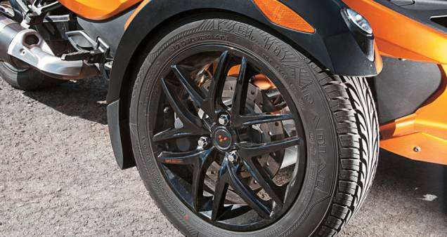 Rodas com estilo de moto montando pneus de automóvel Rodas com estilo de moto montando pneus de automóvel