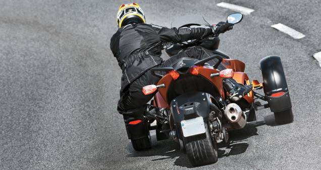 Roda central impede desviar de buracos centralizando-os entre as rodas, como se faz nos carros