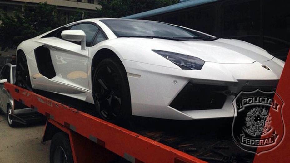 Lamborghini Aventador 2011-2012 - Superesportivo de 700 cv está avaliado em R$ 1,62 milhão | <a href="https://quatrorodas.abril.com.br/noticias//justica-adia-leilao-frota-eike-batista-840721.shtml" rel="migration">Leia mais</a>