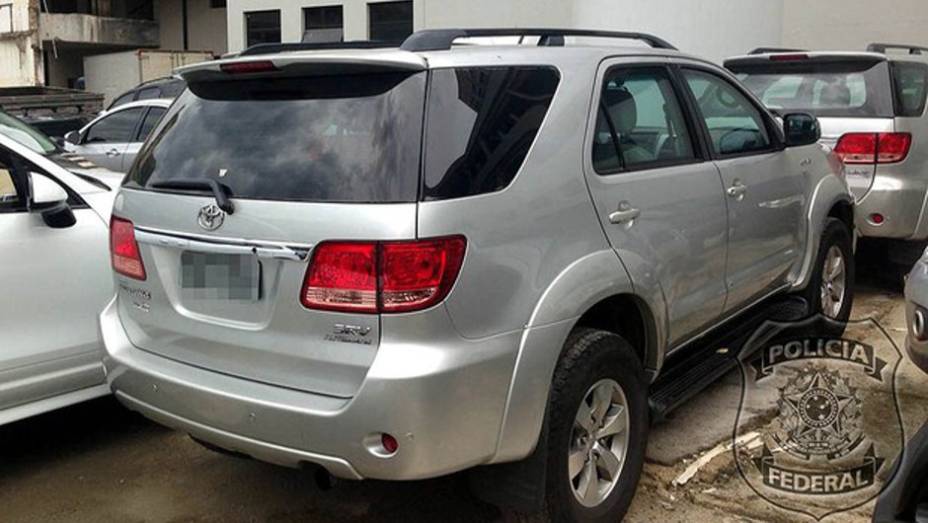 Toyota Hillux SW4 SRV 4X4 2005-2006 - Utilitário blindado pode ser arrematado por R$ 45 mil | <a href="https://quatrorodas.abril.com.br/noticias//justica-adia-leilao-frota-eike-batista-840721.shtml" rel="migration">Leia mais</a>