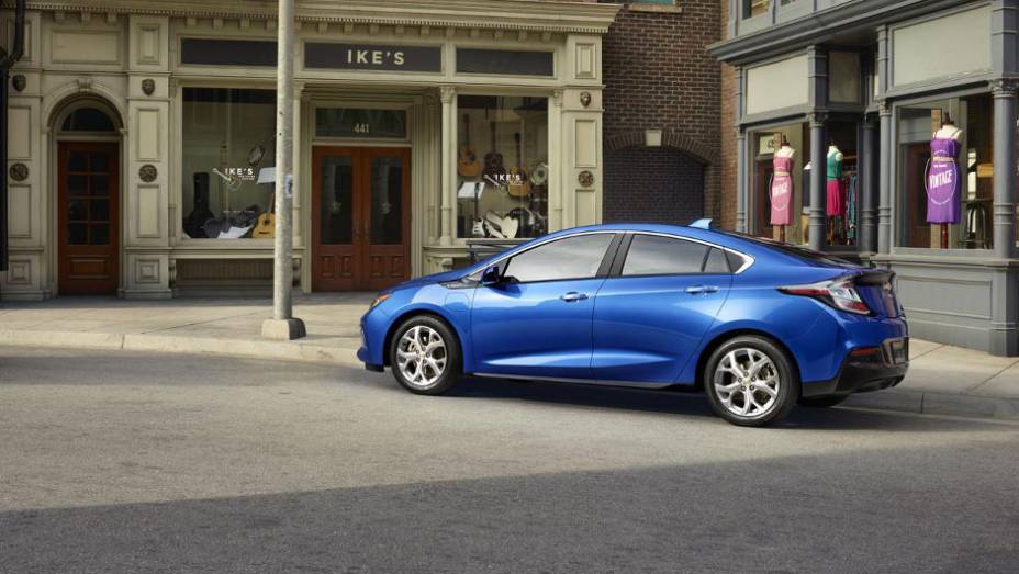 Com um powertrain mais leve, modelo atual é 12% mais eficiente do que o antecessor | <a href="https://quatrorodas.abril.com.br/noticias/saloes/detroit-2015/chevrolet-mostra-volt-2016-salao-detroit-824360.shtml" rel="migration">Leia mais</a>