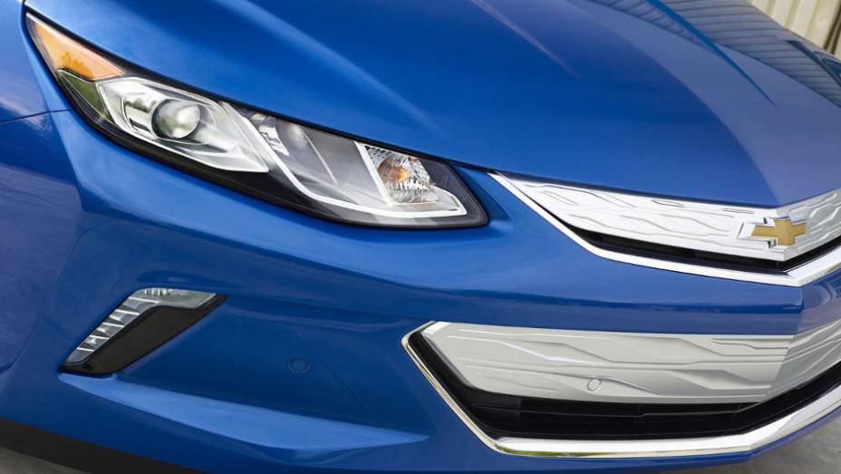 Detalhe da nova frente do Chrevrolet Volt 2016, com grade cromada e faróis maiores | <a href="https://quatrorodas.abril.com.br/noticias/saloes/detroit-2015/chevrolet-mostra-volt-2016-salao-detroit-824360.shtml" rel="migration">Leia mais</a>