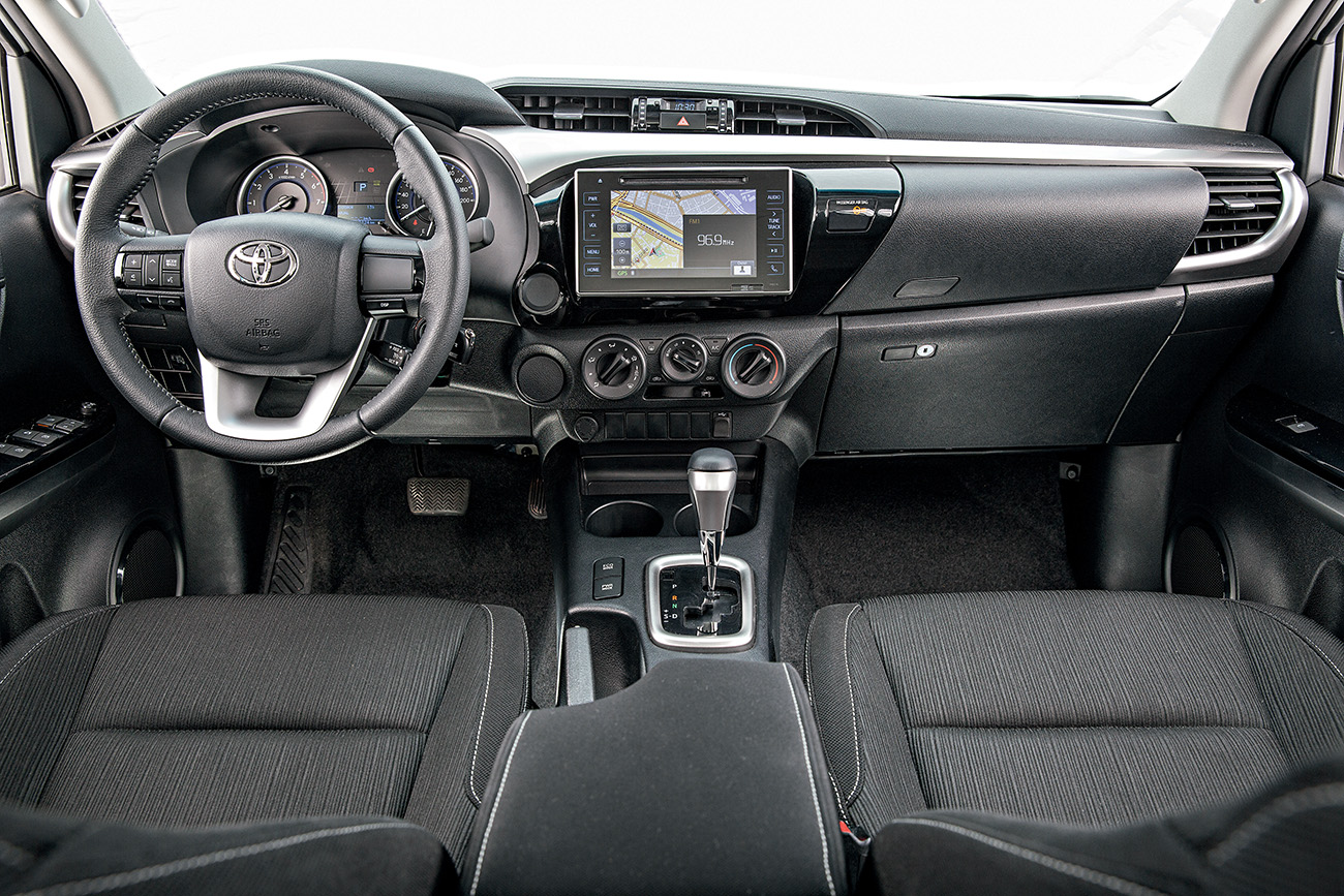 Toyota Hilux Painel ficou mais próximo do Corolla na nova geração
