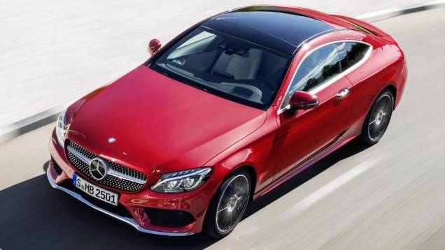 Versão 2016 da Classe C ganhou conforto e em segurança em relação ao seu antecessor | <a href="https://quatrorodas.abril.com.br/noticias/fabricantes/mercedes-revela-nova-classe-c-coupe-2016-896020.shtml" rel="migration">Leia mais</a>