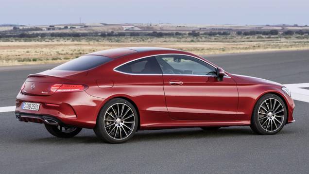 Os blocos variam de tamanho, entre 1.6 e 2.1, e potência, entre 156 cv 245 cv | <a href="https://quatrorodas.abril.com.br/noticias/fabricantes/mercedes-revela-nova-classe-c-coupe-2016-896020.shtml" rel="migration">Leia mais</a>