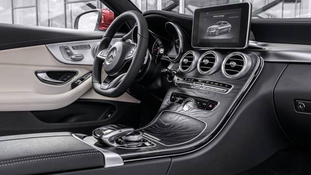 Por dentro, destaque para o acabamento luxuoso da Mercedes e a central multimídia no painel | <a href="https://quatrorodas.abril.com.br/noticias/fabricantes/mercedes-revela-nova-classe-c-coupe-2016-896020.shtml" rel="migration">Leia mais</a>