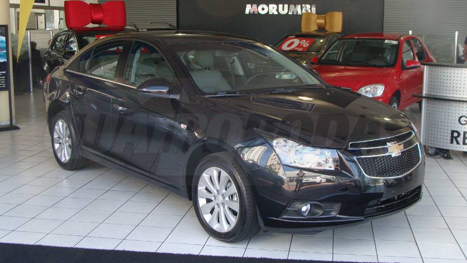 Novidade da Chevrolet, o Cruze j&aacute; est&aacute; nas revendas da marca | <a href="https://quatrorodas.abril.com.br/noticias/cruze-ja-esta-revendas-chevrolet-301112_p.shtml" target="_blank" rel="migration">Leia mais</a>