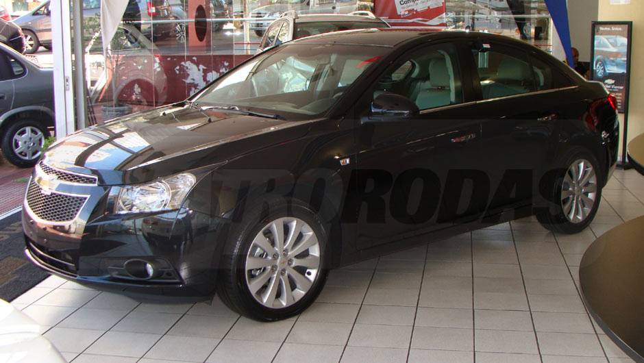 A GM n&atilde;o diz, mas o carro deve aposentar o veterano Vectra | <a href="https://quatrorodas.abril.com.br/noticias/cruze-ja-esta-revendas-chevrolet-301112_p.shtml" target="_blank" rel="migration">Leia mais</a>