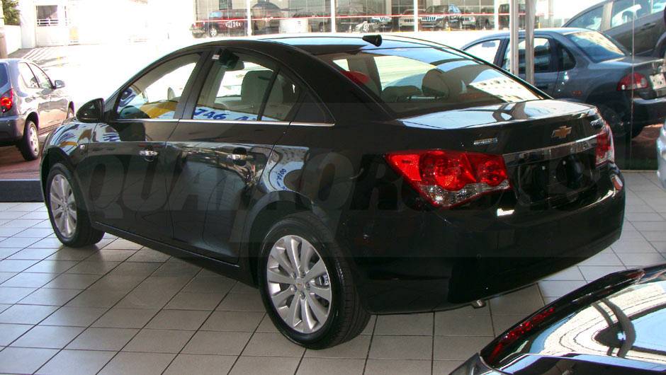 O design moderno tem tudo para roubar clientes da concorr&ecirc;ncia | <a href="https://quatrorodas.abril.com.br/noticias/cruze-ja-esta-revendas-chevrolet-301112_p.shtml" target="_blank" rel="migration">Leia mais</a>