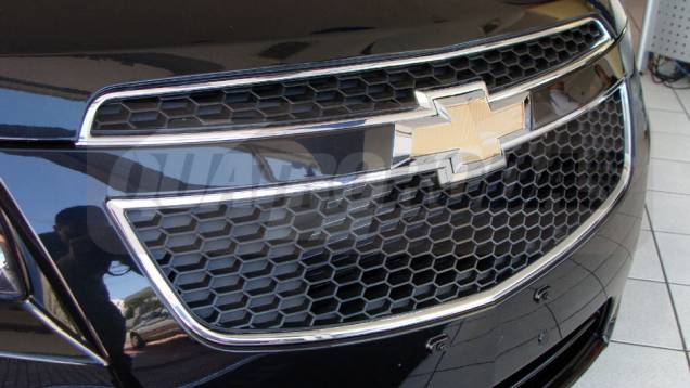 A grade frontal segue o DNA de estilo da Chevrolet | <a href="https://quatrorodas.abril.com.br/noticias/cruze-ja-esta-revendas-chevrolet-301112_p.shtml" target="_blank" rel="migration">Leia mais</a>