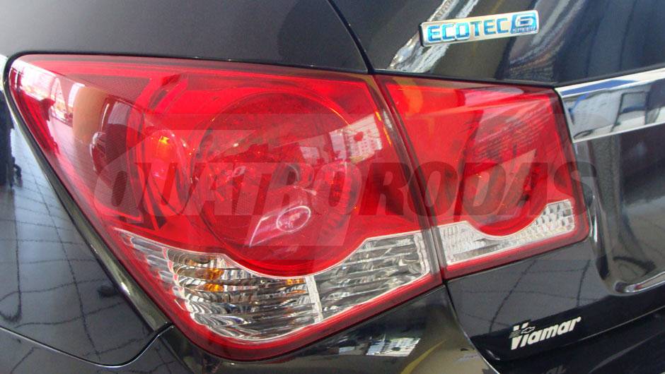 As lanternas t&ecirc;m desenho moderno e f&aacute;cil visualiza&ccedil;&atilde;o | <a href="https://quatrorodas.abril.com.br/noticias/cruze-ja-esta-revendas-chevrolet-301112_p.shtml" target="_blank" rel="migration">Leia mais</a>