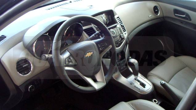 O interior agrada pelo acabamento de qualidade | <a href="https://quatrorodas.abril.com.br/noticias/cruze-ja-esta-revendas-chevrolet-301112_p.shtml" target="_blank" rel="migration">Leia mais</a>