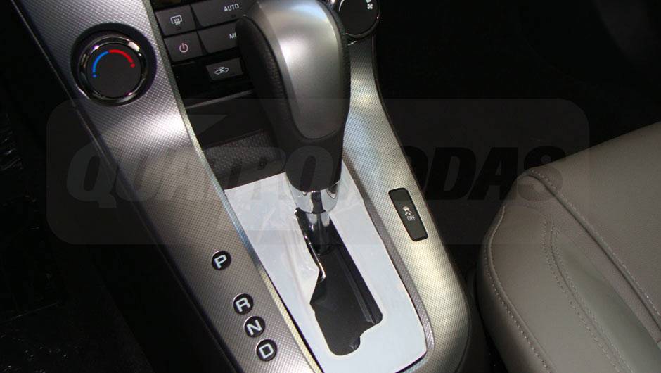 Na vers&atilde;o LTZ, o Cruze tem c&acirc;mbio autom&aacute;tico de seis marchas | <a href="https://quatrorodas.abril.com.br/noticias/cruze-ja-esta-revendas-chevrolet-301112_p.shtml" target="_blank" rel="migration">Leia mais</a>