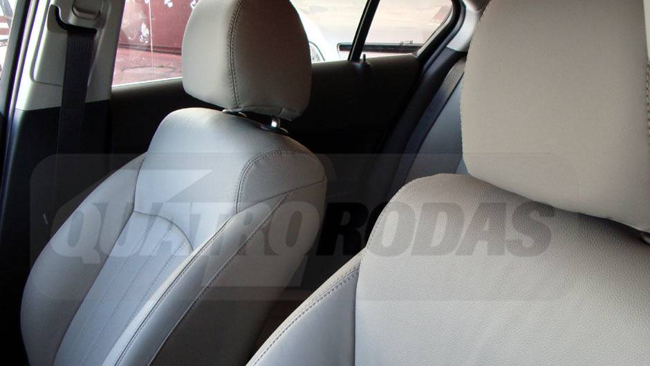 Bancos de couro podem ter acabamento na cor creme | <a href="https://quatrorodas.abril.com.br/noticias/cruze-ja-esta-revendas-chevrolet-301112_p.shtml" target="_blank" rel="migration">Leia mais</a>