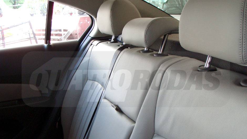 Atr&aacute;s, o espa&ccedil;o para os passageiros &eacute; bom | <a href="https://quatrorodas.abril.com.br/noticias/cruze-ja-esta-revendas-chevrolet-301112_p.shtml" target="_blank" rel="migration">Leia mais</a>
