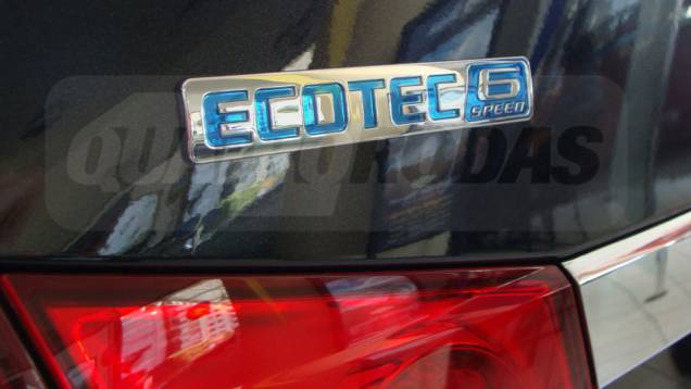 O logotipo Ecotec indica o novo motor do Cruze | <a href="https://quatrorodas.abril.com.br/noticias/cruze-ja-esta-revendas-chevrolet-301112_p.shtml" target="_blank" rel="migration">Leia mais</a>