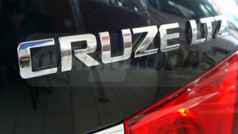 O Cruze ter&aacute; duas vers&otilde;es de acabamento: LT e LTZ | <a href="https://quatrorodas.abril.com.br/noticias/cruze-ja-esta-revendas-chevrolet-301112_p.shtml" target="_blank" rel="migration">Leia mais</a>